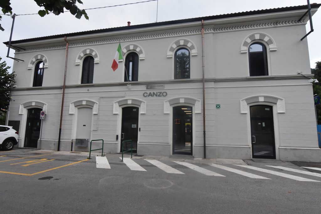 Scopri di più sull'articolo CANZO: CONCLUSI I LAVORI DI RIFACIMENTO DEGLI INTERNI DELLA STAZIONE