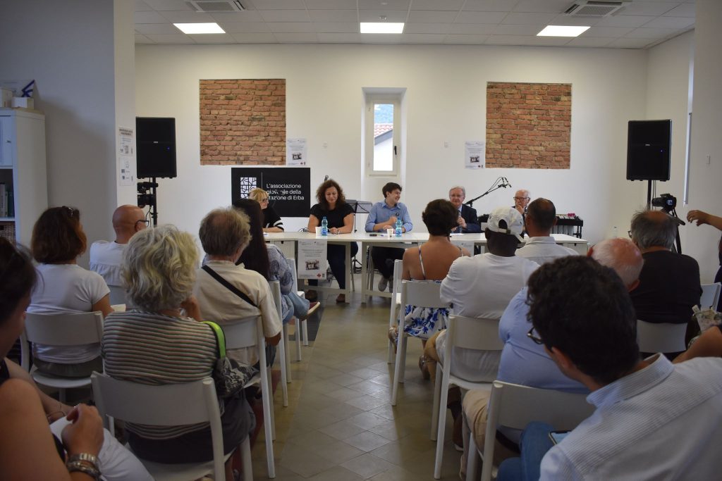 Scopri di più sull'articolo ERBA: PRESENTATO IL BANDO “YOUTH BANK 2022” PRESSO LA SEDE DELLO SNODO