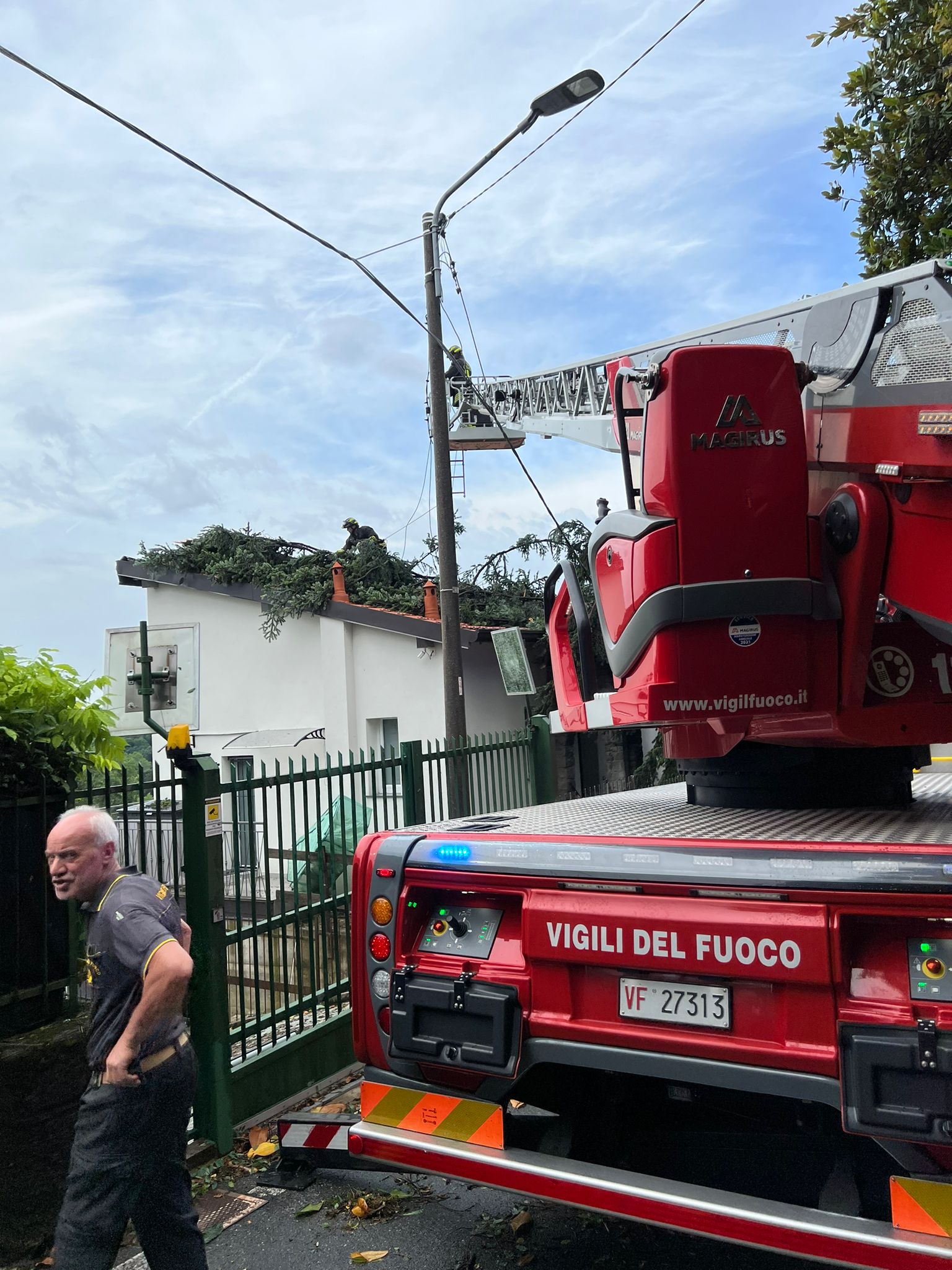 Scopri di più sull'articolo MONTANO LUCINO: PAURA E SPAVENTO PER UN ALBERO CADUTO SU UNA CASA