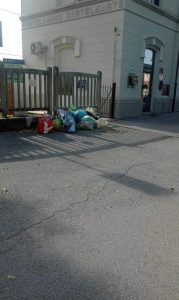 Scopri di più sull'articolo PONTE LAMBRO: BENVENUTI NEL VECCHIO FAR WEST TRA BUCHE TOMBINI APERTI SPAZZATURA