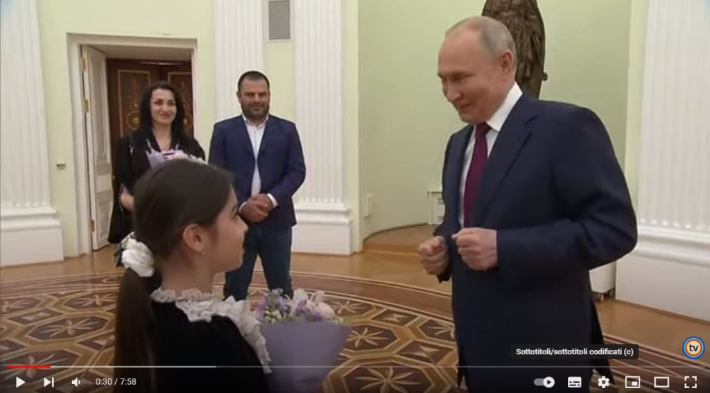 Scopri di più sull'articolo Vladimir Putin trova il tempo per un incontro con Raisat Akippova al Cremlino