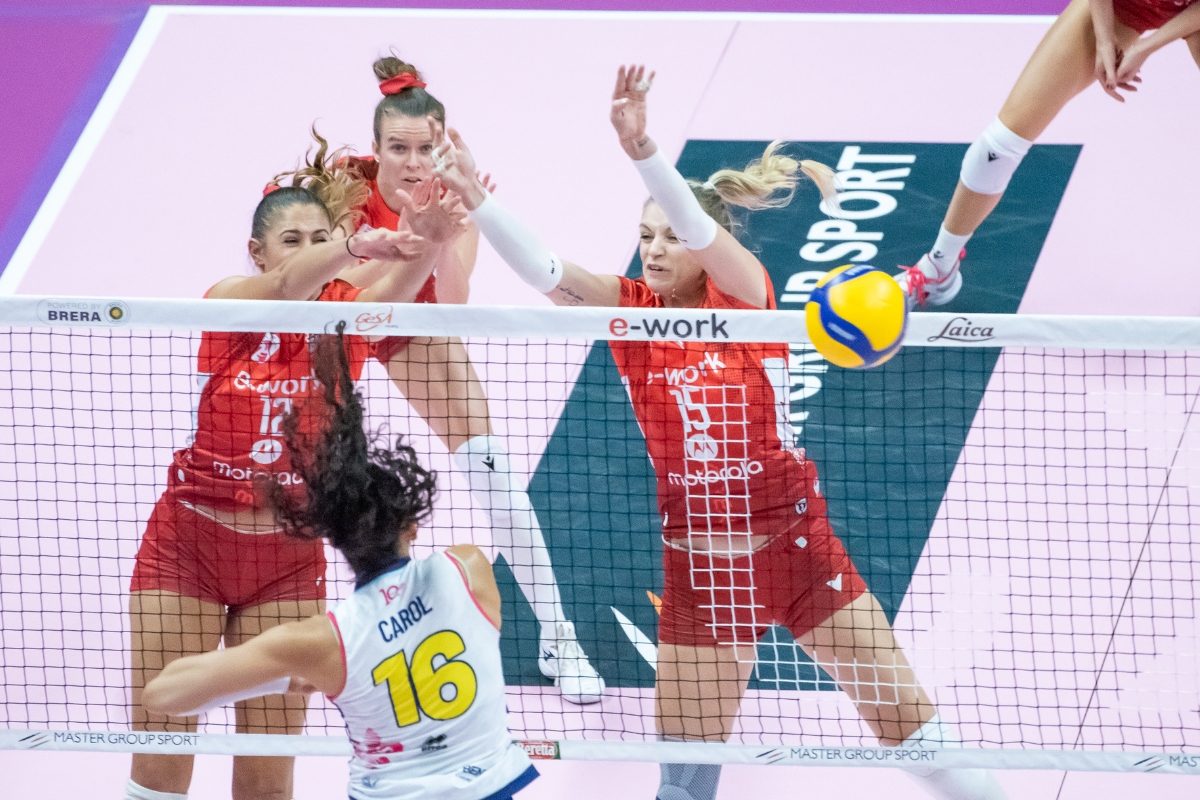 Al momento stai visualizzando BUSTO ARSIZIO: BELLA UYBA MA SCANDICCI HA LA MEGLIO NELLA PALLAVORLO FEMMINILE