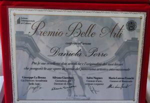 Scopri di più sull'articolo COLVERDE: DANIELA PORRO RICEVE IL “PREMIO BELLE ARTI”  E L’INVITO A PARTECIPARE A “SPOLETO ARTE” DI VITTORIO SGARBI