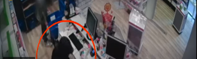 Al momento stai visualizzando MILANO: RAPINATORE SU DUE RUOTO ARRESTATO DALLA POLIZIA PER RAPINA AGGRAVATA IN FARMACIA