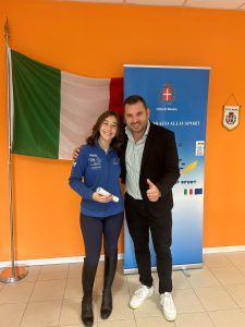 Scopri di più sull'articolo NOVARA: LA CITTA’ HA UNA NUOVA STELLA NELLO SPORT DELL’EQUITAZIONE L’ASSESSORE L’HA VOLUTA INCONTRARE