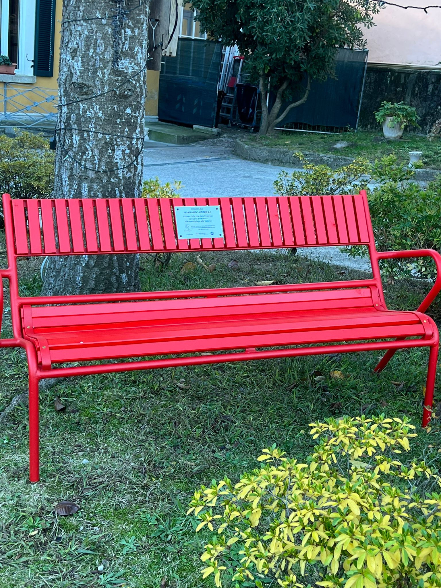 Scopri di più sull'articolo MONTANO LUCINO: LA PANCHINA ROSSA DEDICATA A GIULIA CECCHETTIN DIVENTA UN CASO POLITICO