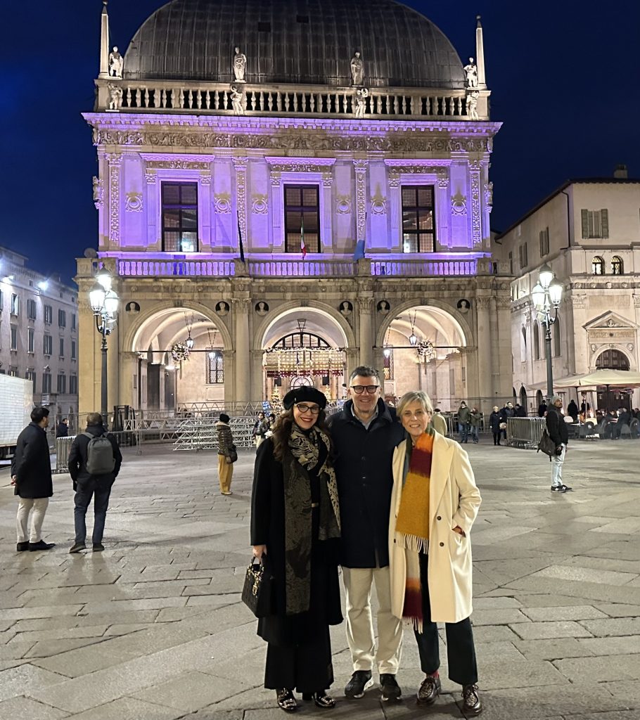 Scopri di più sull'articolo BRESCIA: IL SINDACO LAURA CASTELLETTI INCONTRA L’ASSESSORE AREA MARKETING DI REGIONE LOMBARDIA BARBARA MAZZALI E PALAZZO LA LOGGIA SI ILLUMINA DI ROSA