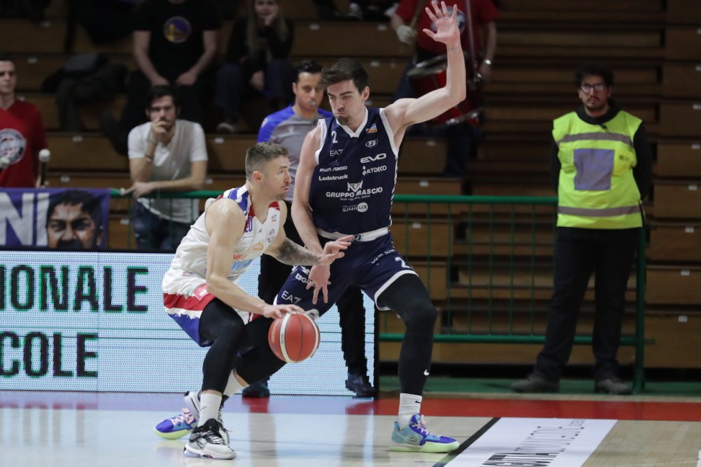 Scopri di più sull'articolo TREVIGLIO: BLU BASKET STRACCIA MONFERRATO SECONDA VITTORIA IN CAMPIONATO