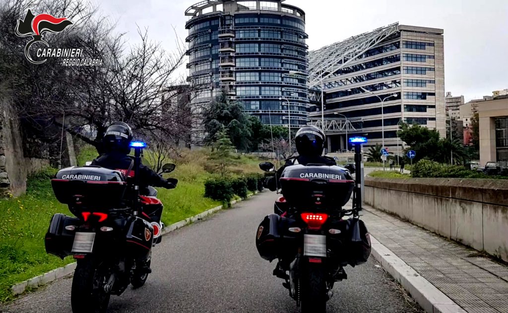 Scopri di più sull'articolo REGGIO CALABRIA: OPERAZIONE “CASE POPOLARI” DEI CARABINIERI. ASSOCIAZIONE A DELINQUERE FINALIZZATA ALL’ILLECITA GESTIONE DI IMMOBILI DI EDILIZIA POPOLARE. L’ASSOCIAZIONE CONTAVA SULL’APPORTO DI ALCUNI DIPENDENTI PUBBLICI.