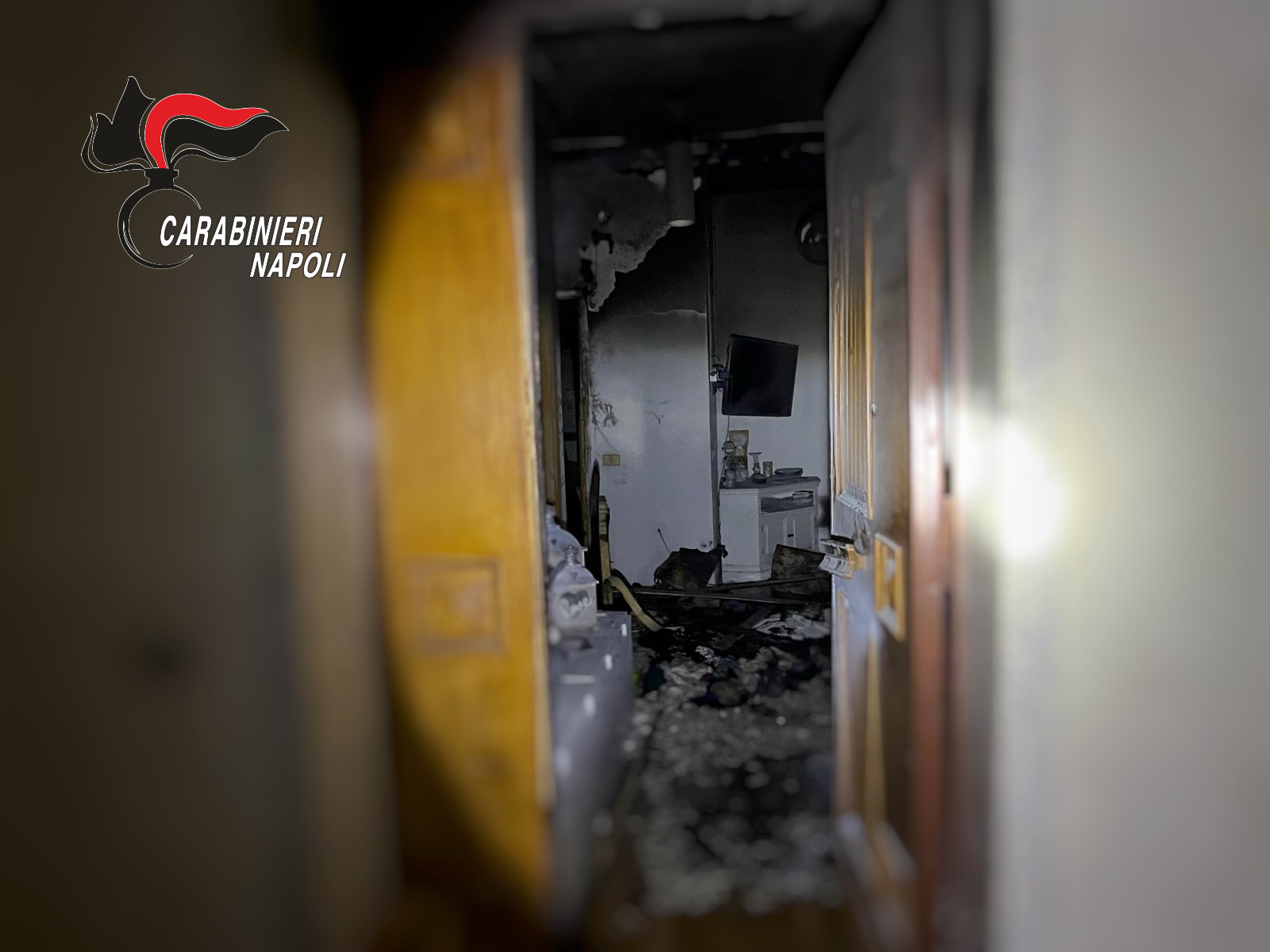 Scopri di più sull'articolo CERCOLA: MILITARE SI LANCIA TRA LE FIAMME DOPO ESSERSI COSPARSO DI ACQUA L’UNIFORME E SALVA DONNA IMMOBILIZZATA A LETTO