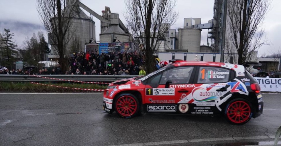 Al momento stai visualizzando VARESE: CRUGNOLA “ACCENDE” LO SPETTACOLO AL 32° RALLY INTERNAZIONALE DEI LAGHI