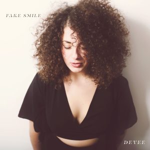 Scopri di più sull'articolo MUSICA: “FAKE SMILE” IL CAPOLAVORO MUSICALE DI DeVee