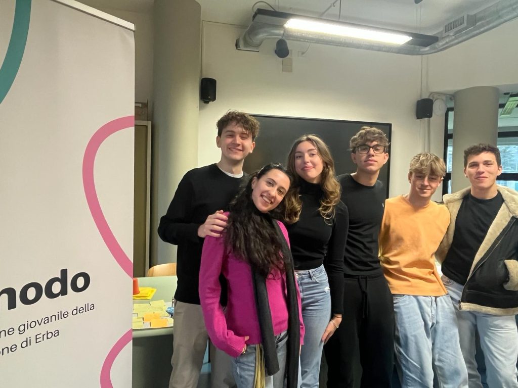 Scopri di più sull'articolo ERBA: LO SNODO INCONTRA 400 STUDENTI PER UN ASSEMBLEA INTITOLATA “L’ARTE DELLA PARITA'”