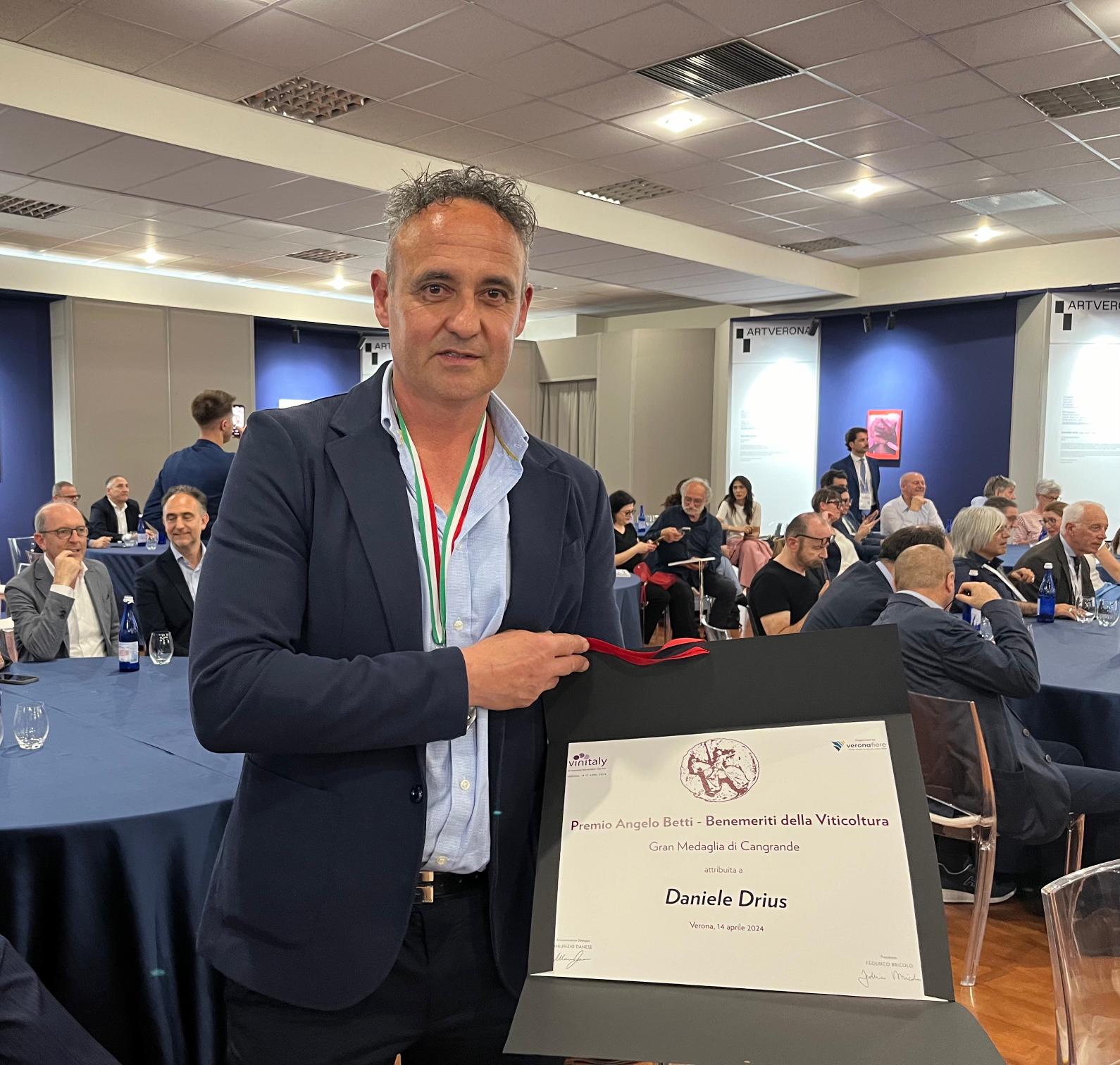 Scopri di più sull'articolo VERONA: AL VINITALY PREMIATO DANIELE DRIUS TESTIMONAIANZA DI CAMBIO GENERAZIONALE