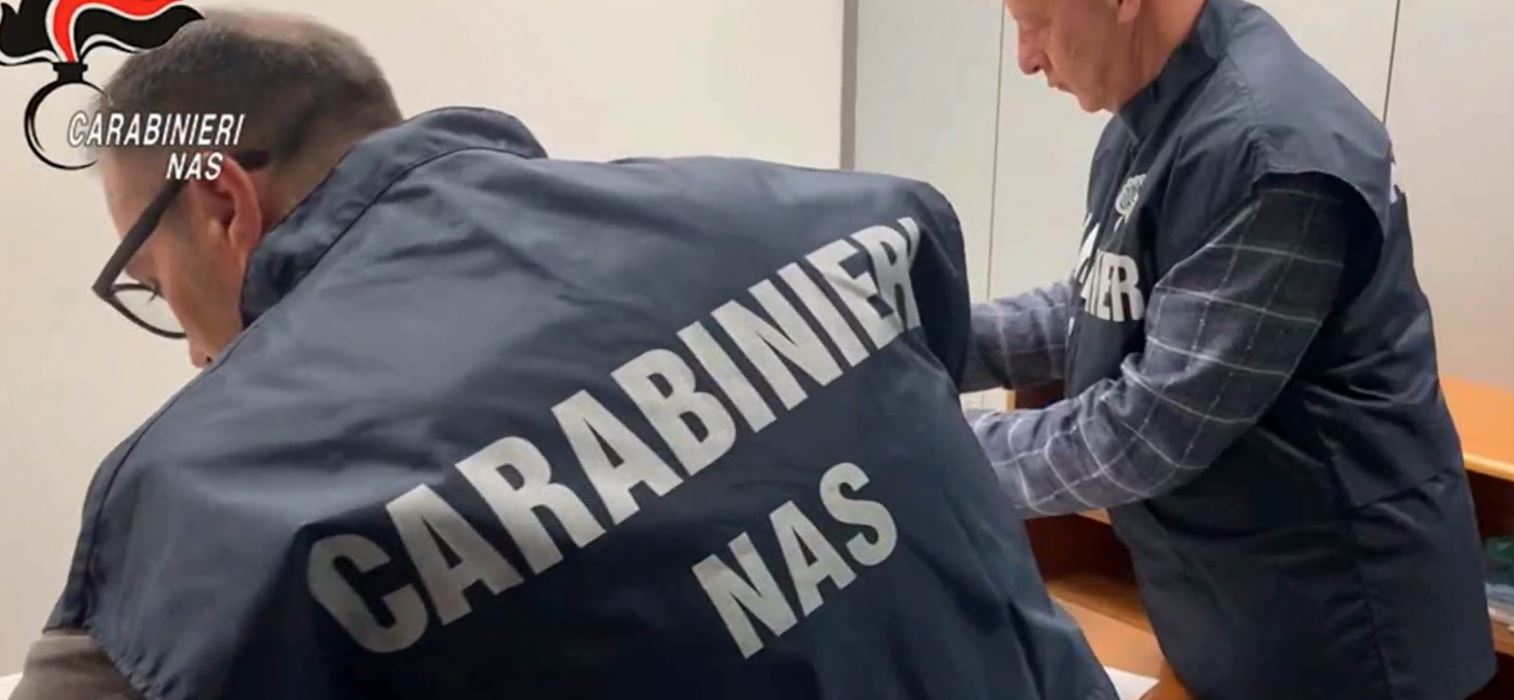Scopri di più sull'articolo FURTI DI FARMACI: UN ARRESTO E 20 INDAGATI DA PARTE DEI CARABINIERI DEL NAS