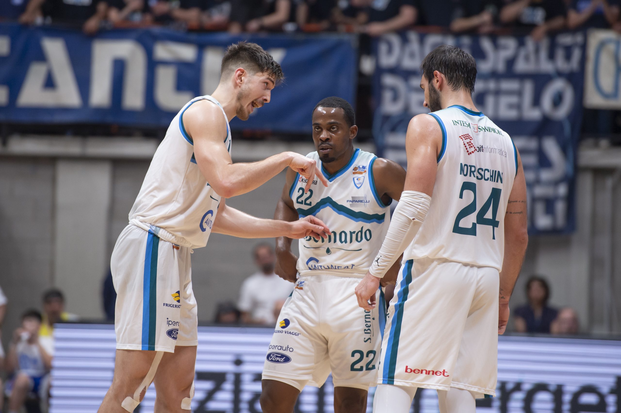 Scopri di più sull'articolo TRIESTE: CANTU’ BATTE TRIESTE E SI VA A GARA 4