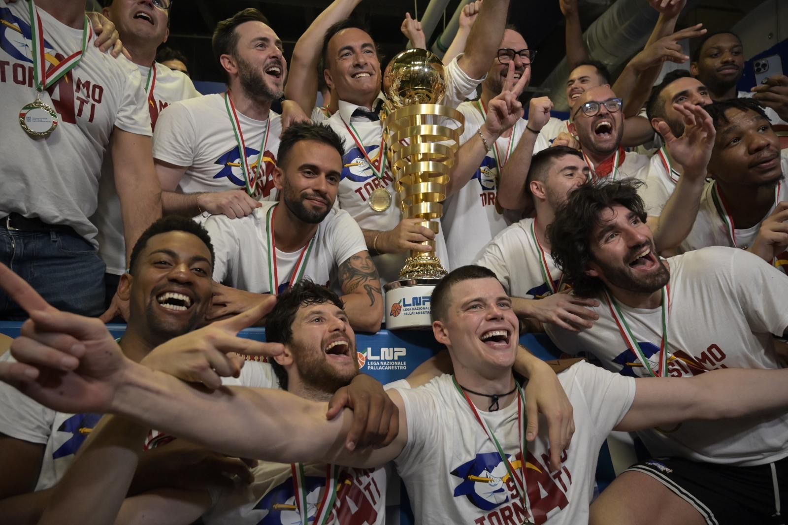 Scopri di più sull'articolo TRAPANI: IL BASKET SALE IN A E LE PAROLE DEL PRESIDENTE ANTONINI EMOZIONANO IL PUBBLICO E LA SQUADRA