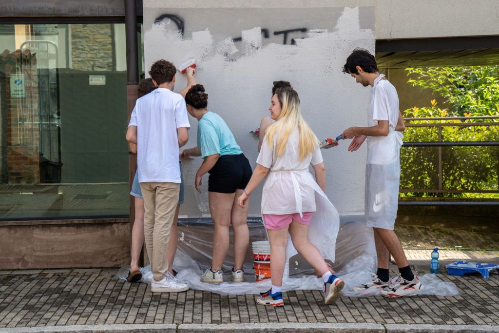 Scopri di più sull'articolo ERBA: CANCELLATE LE SCRITTE DI VIA TURATI LO SNODO CANCELLA ANCHE LE MINACCE RIVOLTEGLI