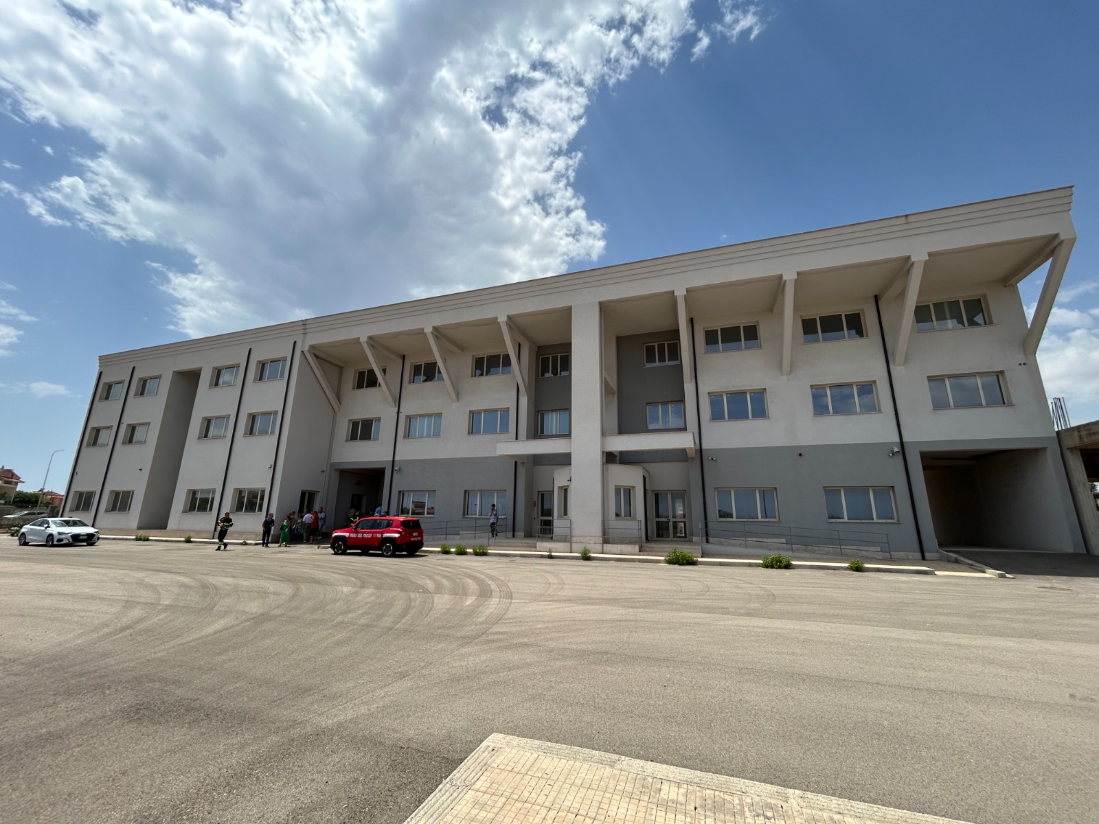 Scopri di più sull'articolo NISCEMI: ANIMALI ISOLATI SALVATI DAI VIGILI DEL FUOCO PROSEGUONO LE OPERAZIONI DI RECUPERO DEI BENI NELLE CASE A RICHIO