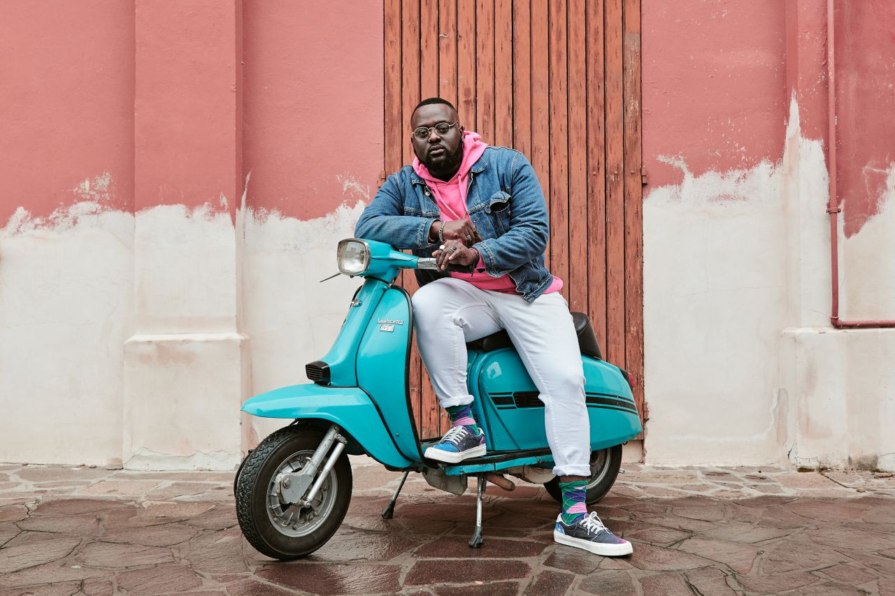 Scopri di più sull'articolo TOMMY KUTI: Il poliedrico artista sarà ospite DOMANI a Rovereto (Trento)