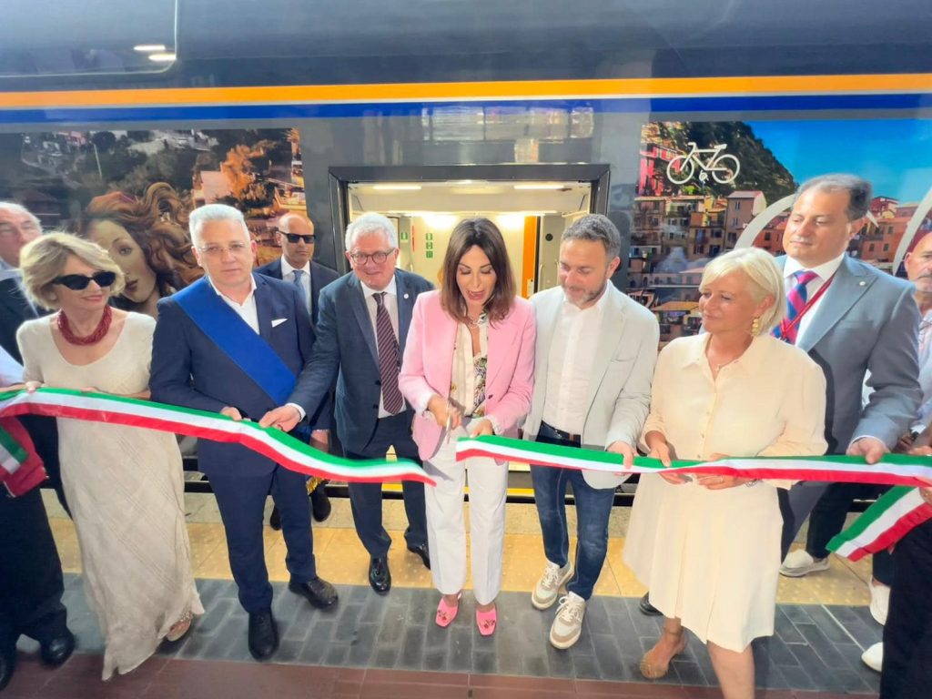Scopri di più sull'articolo CINQUE TERRE: LA MINISTRA DEL TURISMO INAUGURA LA VIA DELL’AMORE