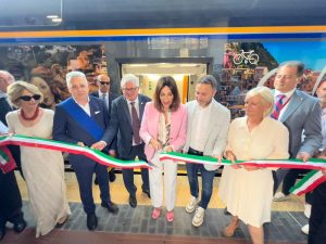Scopri di più sull'articolo CINQUE TERRE: LA MINISTRA DEL TURISMO INAUGURA LA VIA DELL’AMORE
