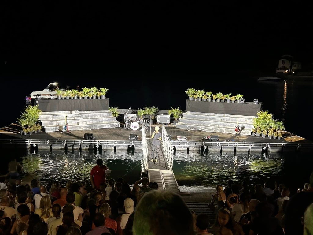 Scopri di più sull'articolo Palco galleggiante del Lago di Como: aggiunti nuovi appuntamenti a Bellano