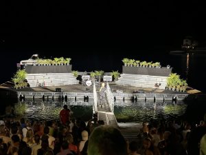 Scopri di più sull'articolo Palco galleggiante del Lago di Como: aggiunti nuovi appuntamenti a Bellano