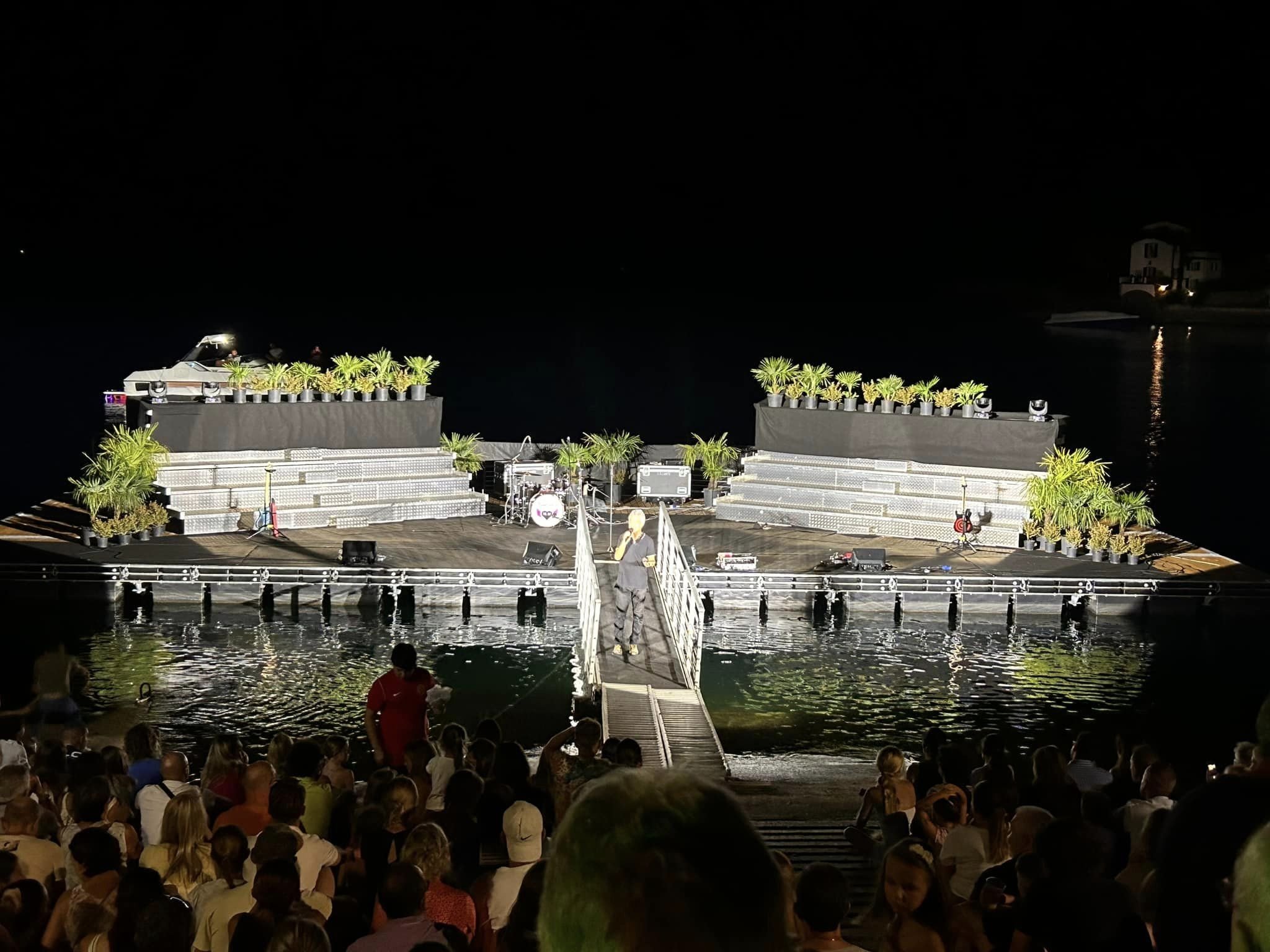 Al momento stai visualizzando Palco galleggiante del Lago di Como: aggiunti nuovi appuntamenti a Bellano