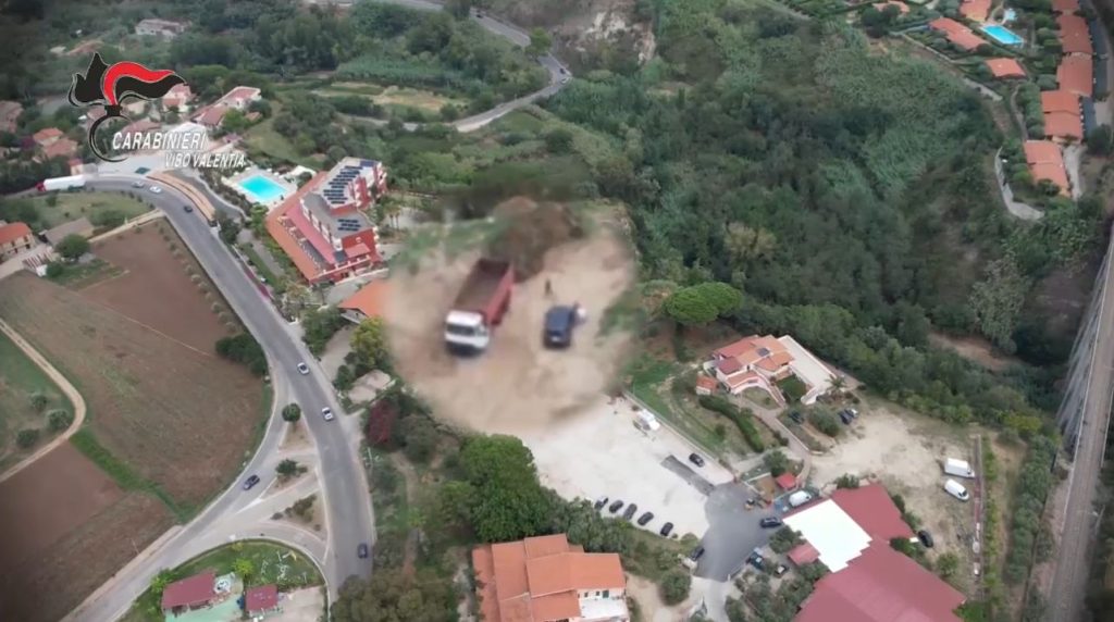 Scopri di più sull'articolo Vibo Valentia, scoperta una discarica abusiva di due ettari vicino a un corso d’acqua