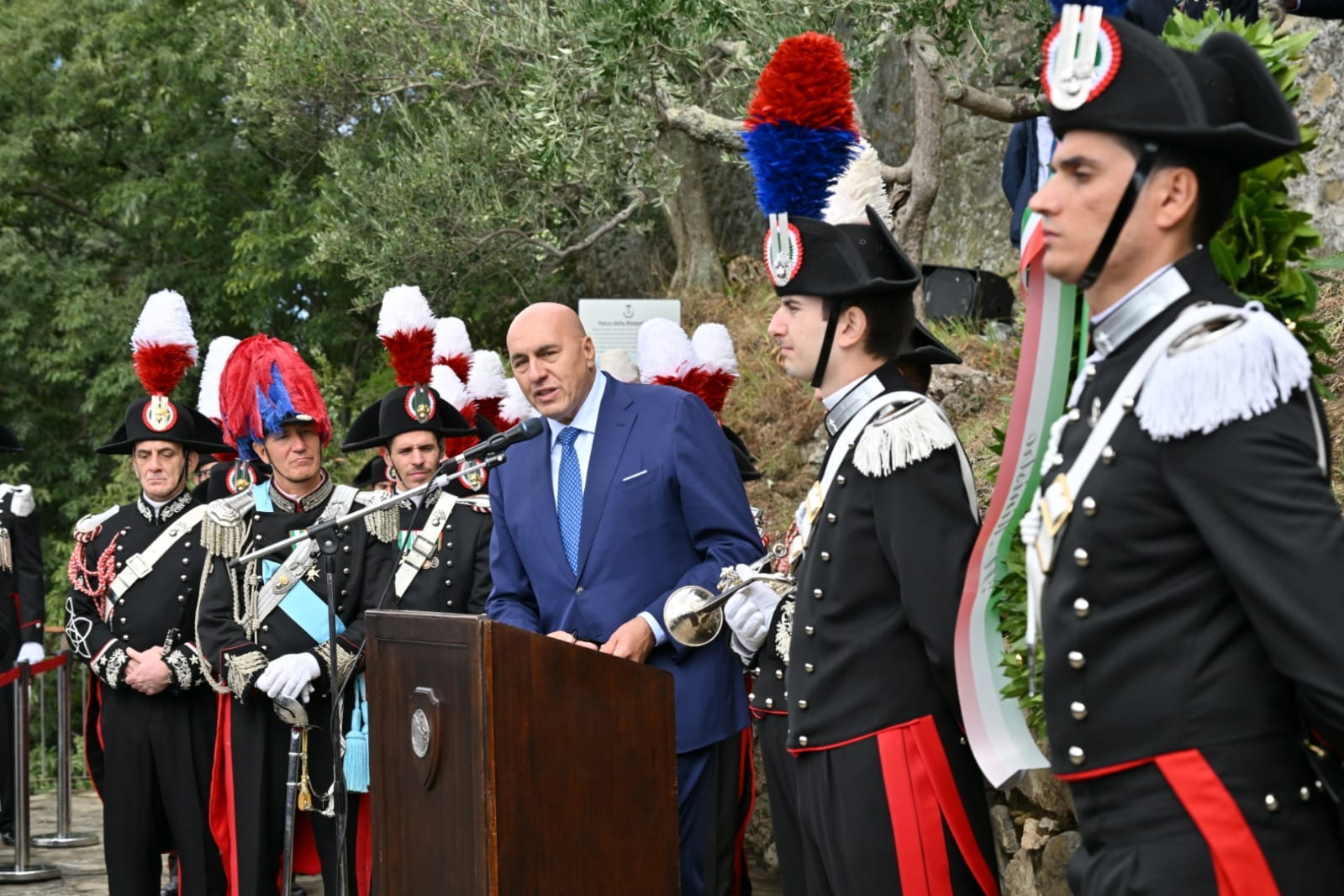 Al momento stai visualizzando L’ARMA DEI CARABINIERI COMMEMORA L’80° ANNIVERSARIO DEL SACRIFICIODEI “MARTIRI DI FIESOLE”