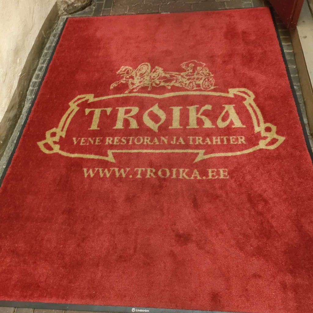 Scopri di più sull'articolo TALLINN: RISTORANTE TROIKA LA TAVERNA RUSSA CIBO CULTURA PER SOPRENDERE GLI OSPITI