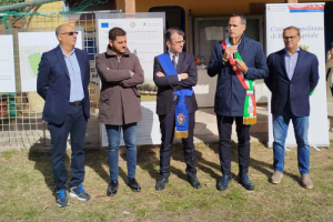 Scopri di più sull'articolo ROMA: inaugurato il cantiere nel comune di Castel San Pietro Romano per la riqualificazione del campo da calcio comunale. Sanna: “Restituiamo alle comunità opere pubbliche fruibili, accessibili e riqualificate per il benessere di tutti”