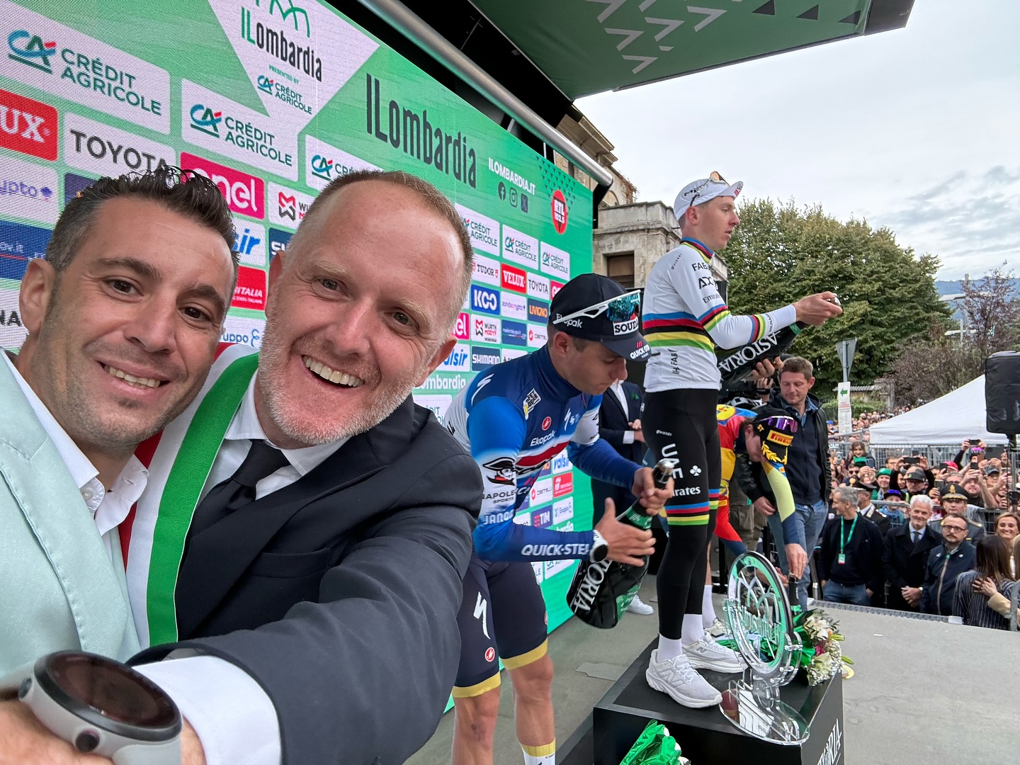 Scopri di più sull'articolo COMO: IL SINDACO RAPINESE FESTEGGIA IL RITORNO DEL GIRO DI LOMBARDIA IN CITTA’ SCATTA IL SELFIE SUL PALCO PREMIAZIONI CON NIBALI