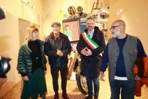 Scopri di più sull'articolo BOLOGNA: Rio Ari O’: Luca Carboni inaugura nella sua città la mostra per i 40 anni di arte musica