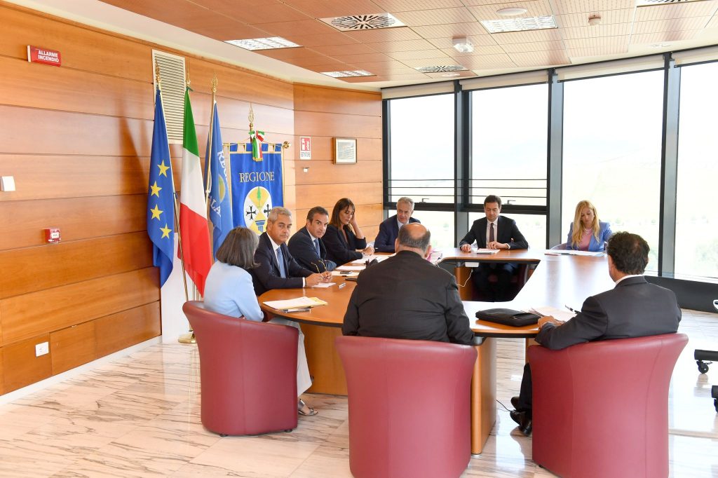 Scopri di più sull'articolo CATANZARO: Provvedimenti in tema di emergenza dighe, transizione digitale, istruzione e rete ferroviaria, agricoltura e Tpl la Regione si muove
