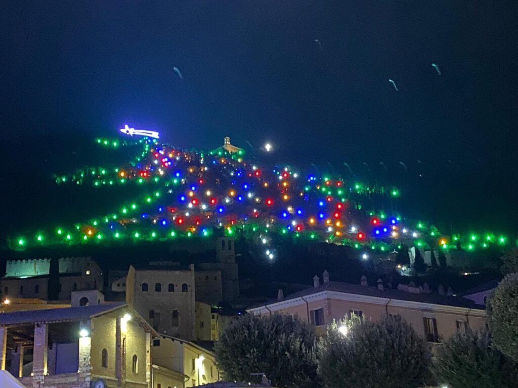 Scopri di più sull'articolo GUBBIO: ACCESO L’ALBERO PIU’ GRANDE AL MONDO GRANDE EVENTO IN UMBRIA