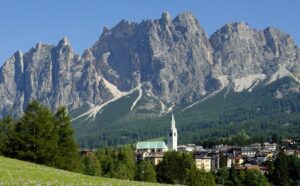 Scopri di più sull'articolo CORTINA D’AMPEZZO: I CARABINIERI RECUPERANO E RESTITUISCONO LA REFURTIVA AD ANZIANA SIGNORA TRUFFATA