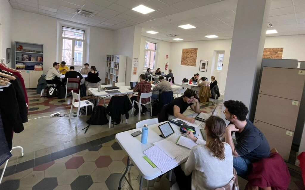 Scopri di più sull'articolo ERBA: L’AULA DELLO SNODO COMPIE DUE ANNI OLTRE 8000 GIOVANI SONO ENTRATI IN CONTATTO CON LA GIOVANE REALTA’
