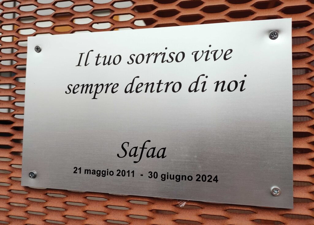 Scopri di più sull'articolo PORDENONE: Targa in ricordo di Safaa affissa al campo sportivo in presenza dei genitori e fratelli