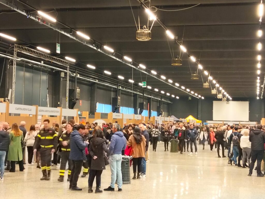 Scopri di più sull'articolo ERBA: IL BUON VINO AVVICINA LE PERSONE E A LARIO FIERE ESPLODE IN BUON GUSTO