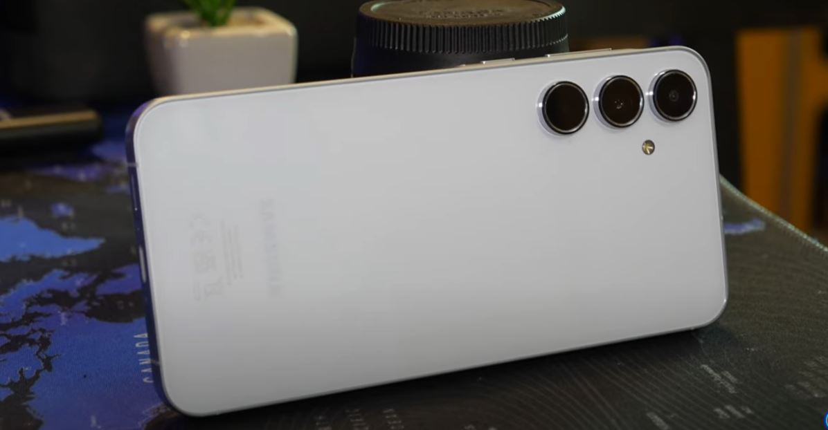 Il Samsung Galaxy A55 continua a consolidarsi come uno dei principali contendenti nel mercato degli smartphone di fascia media nel 2025