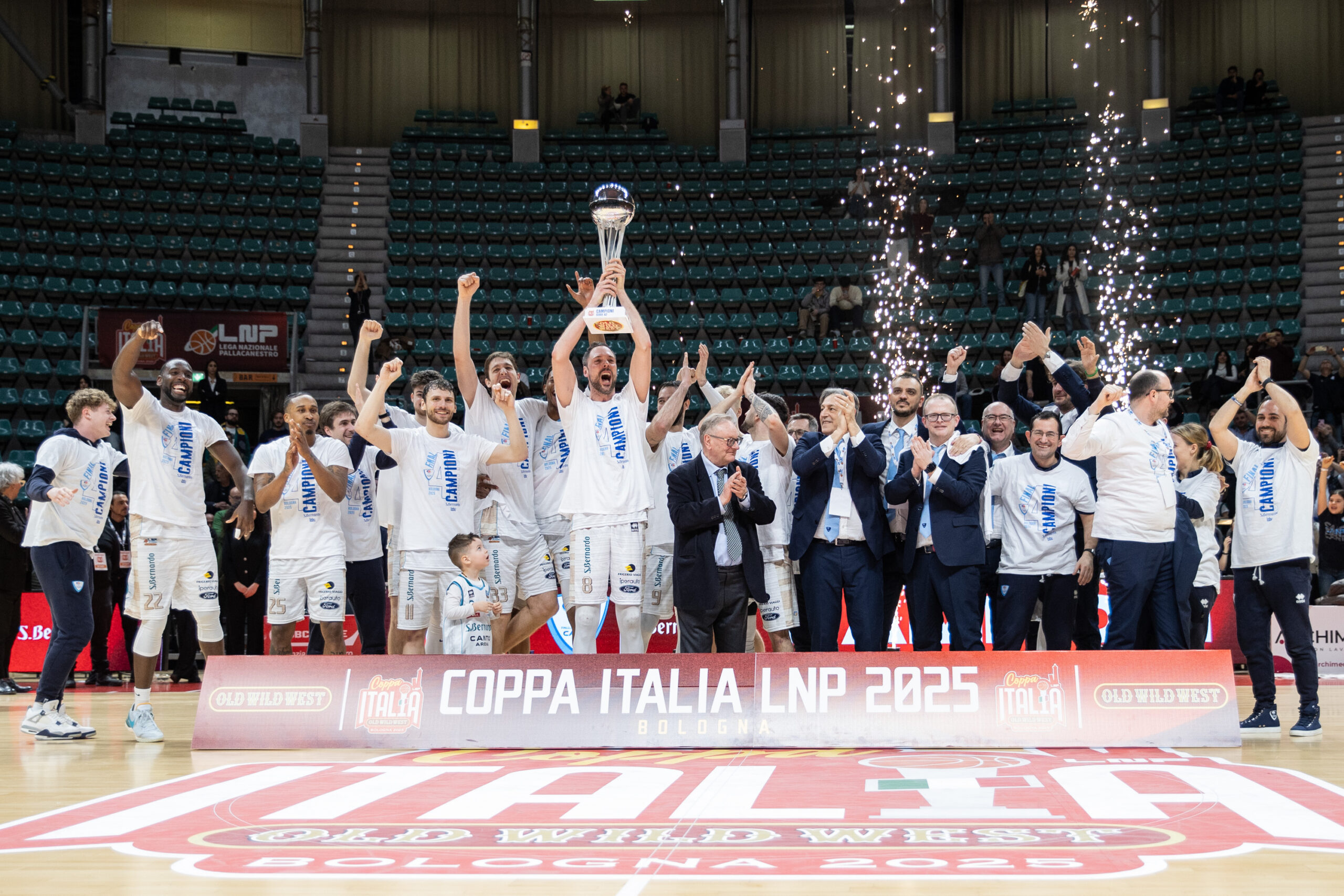 Scopri di più sull'articolo CANTU’: LA COPPA ITALIA DI BASKET E’ DI ACQUA SAN BERNARDO CHE BATTE CIVIDALE