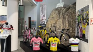 Scopri di più sull'articolo MAGREGLIO: IL MUSEO DEL CICLISMO HA RIAPERTO CON L’ANTEPRIMA DELLE MAGLIE DI POGCAR E UN RICCO PROGRAMMA DI EVENTI