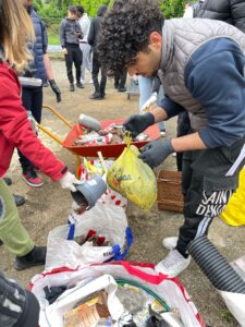 Scopri di più sull'articolo ERBA: GIORNATA SENZA SCHERMO PER I RAGAZZI DELLO SNODO UNA BELLA INIZIATIVA A CURARE IL TERRITORIO