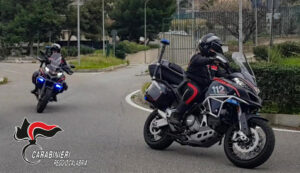 Scopri di più sull'articolo REGGIO CALABRIA: AGGREDISCE LA COMPAGNA IN STRADA PER GELOSIA CARABINIERI LO INDAGANO SCATTA IL BRACCIALETTO ELETTRONICO