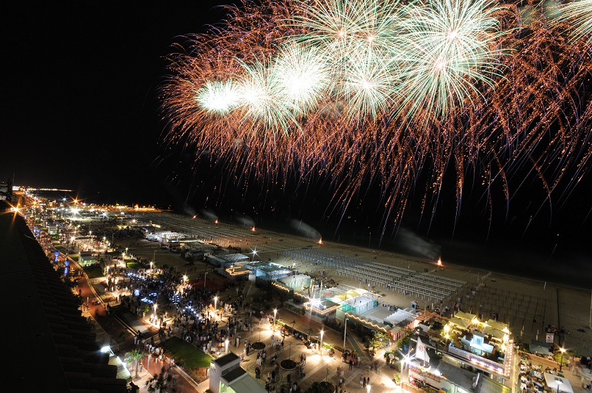 Scopri di più sull'articolo Hunziker, Kledi, Syria e Paolo Ruffini: a Riccione la Notte Rosa è un’esplosione di spettacolo, musica e fitness per ogni età