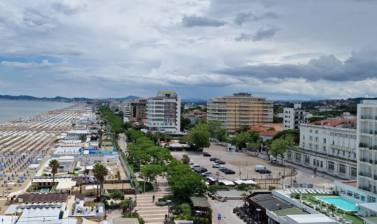 Al momento stai visualizzando Il Consiglio comunale di Riccione approva l’adeguamento normativosui condhotel: eliminato il vincolo sulla residenzialità temporanea