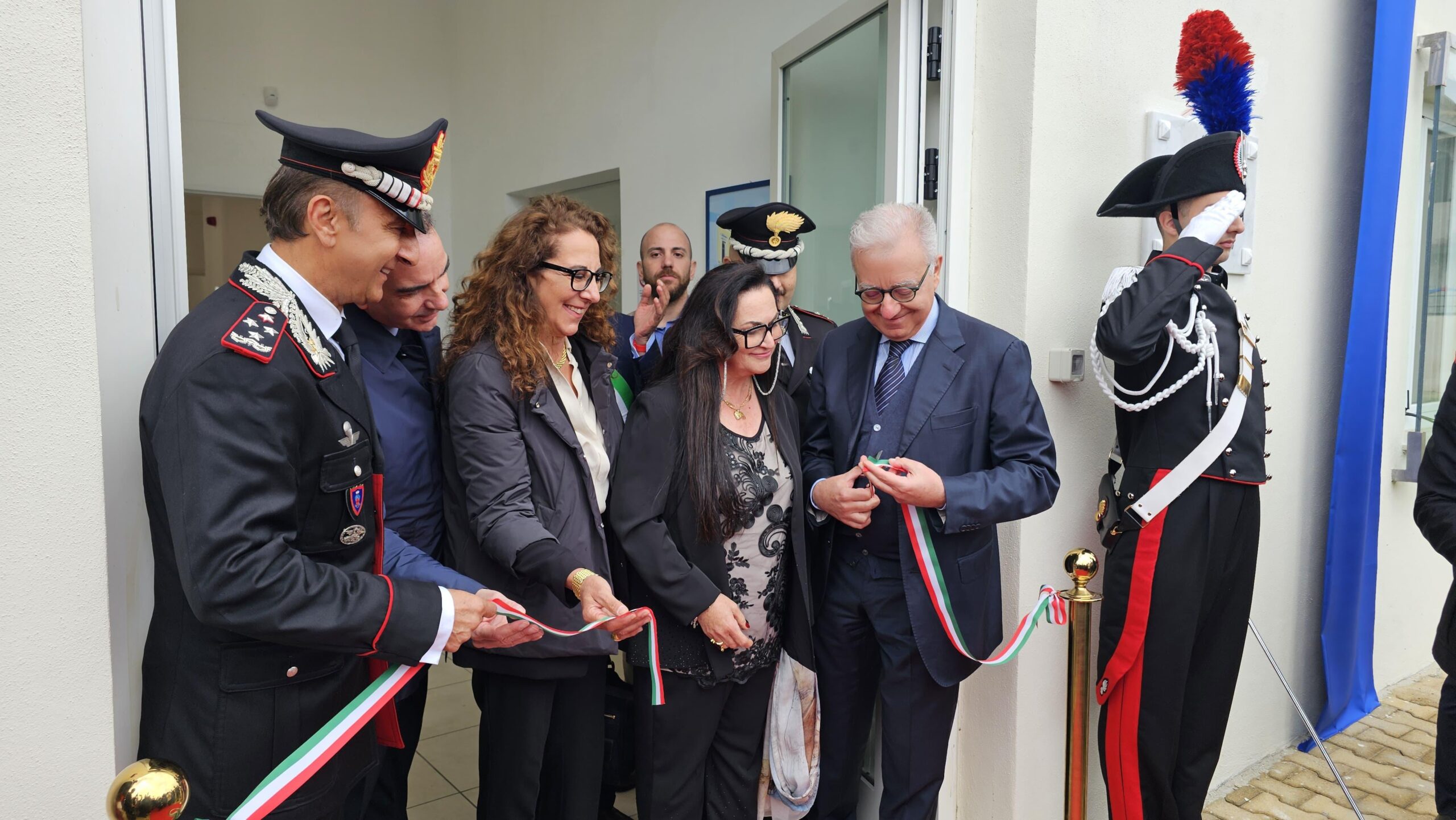 Al momento stai visualizzando SAN FERDINANDO (RC). INAUGURATA LA NUOVA CASERMA DEI CARABINIERI