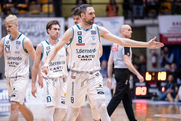 Al momento stai visualizzando L’ACQUA S.BERNARDO È PRONTA PER LA FINALE: CANTÙ SI GIOCA LA PROMOZIONE CON RIMINI